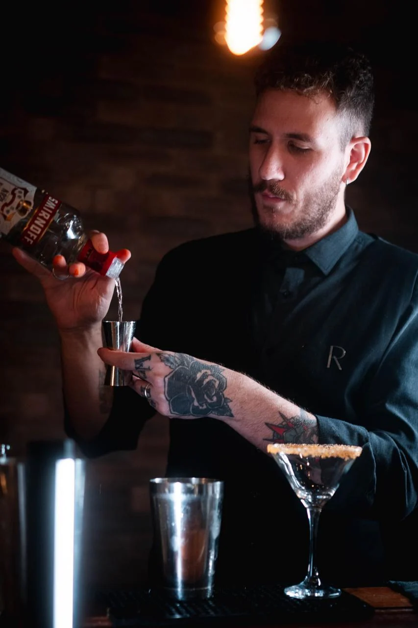 Bartender da Prime dosando um drink no balcão