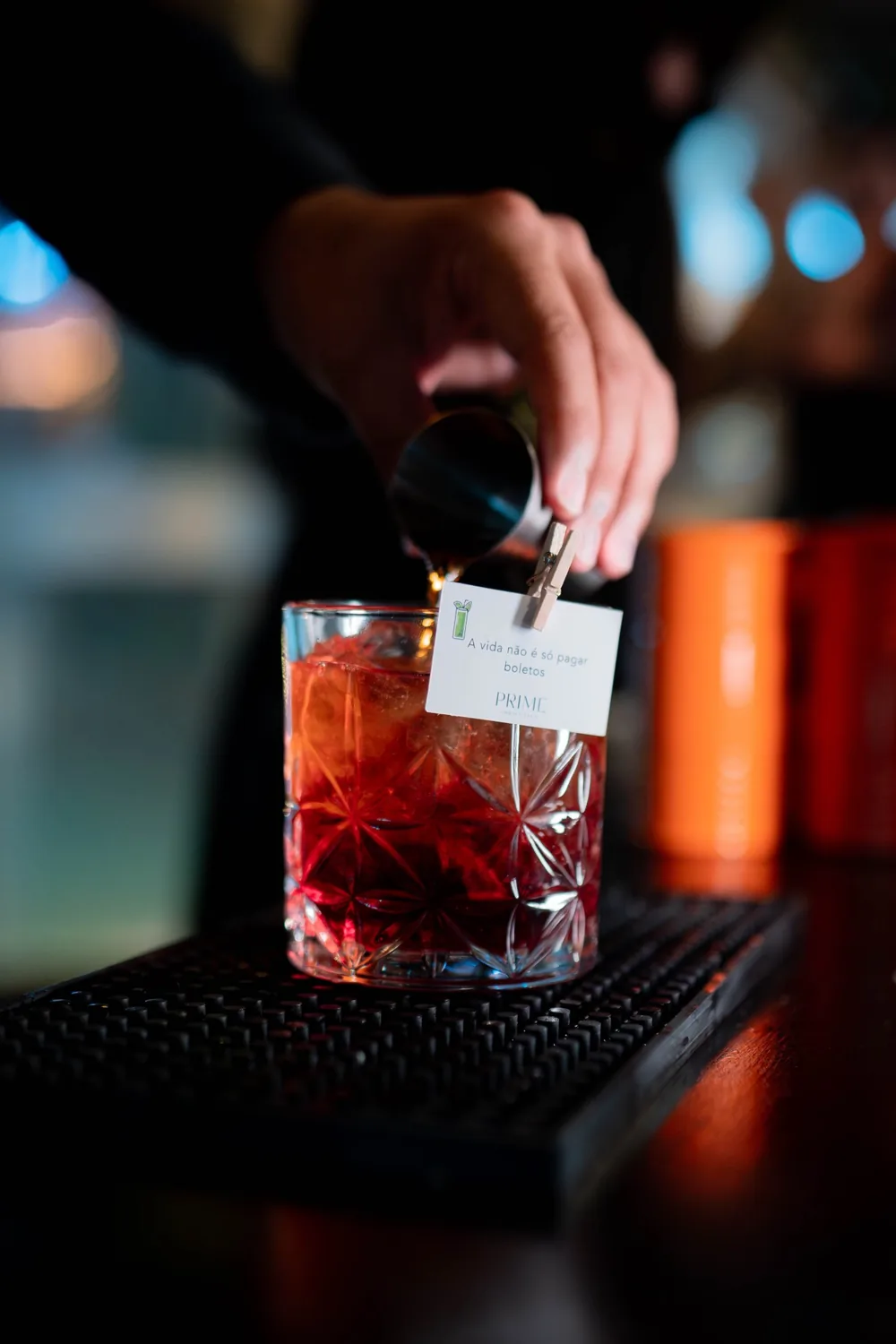 Bartender finalizando negroni com etiqueta personalizada da Prime